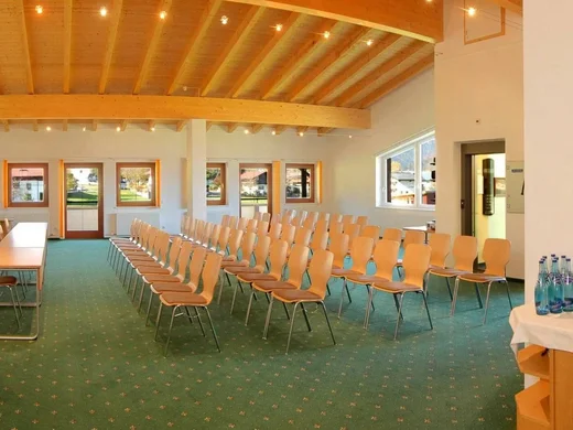 Seminarräume Achensee | Tagungshotel Wiesenhof Tirol Tagungsraum mit Stuhlreihen, Tischen und Getränken bei Tageslicht