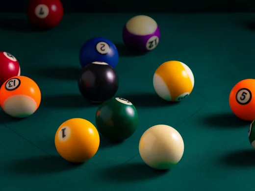 Euer Familienhotel am Achensee Verschiedene bunte Billardkugeln auf einem Billardtisch