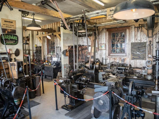 Sehenswürdigkeiten am Achensee rund um den Wiesenhof Historische mechanische Werkstatt mit alten Maschinen und Werkzeugen
