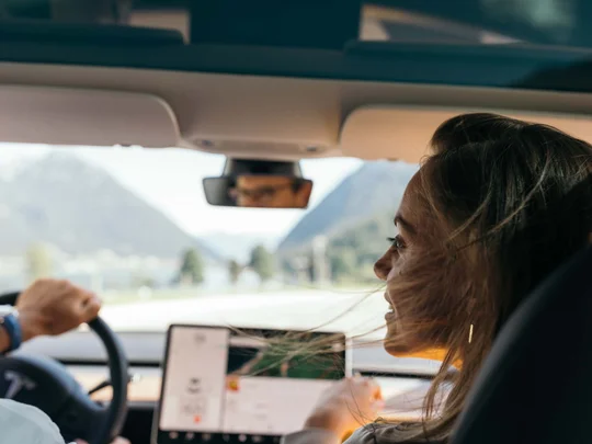 Eure Fragen – unsere Wiesenhof Antworten Mann fährt Auto, Frau neben ihm zeigt auf Navigationsbildschirm