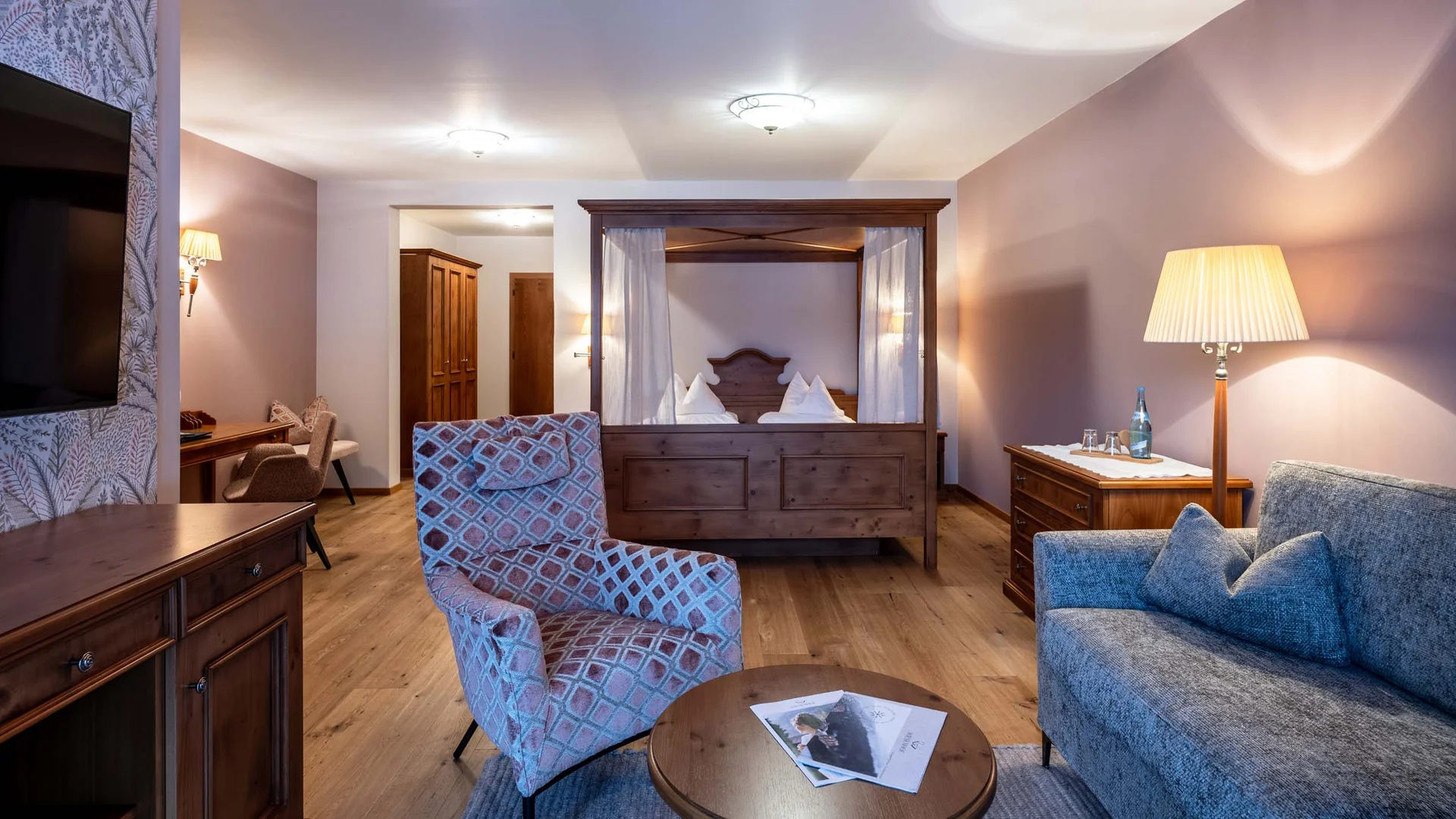 Das 4-Sterne-Hotel am Achensee: der Wiesenhof Gemütliches Hotelzimmer mit Himmelbett, Sesseln und Holzmöbeln