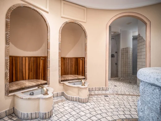 ENTspannen Moderner Wellnessbereich mit Spiegeln, Wasserhähnen und Duschkabinen