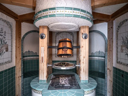 ENTspannen Traditionelle Kräutersauna mit Holzfass und grünen Fliesen