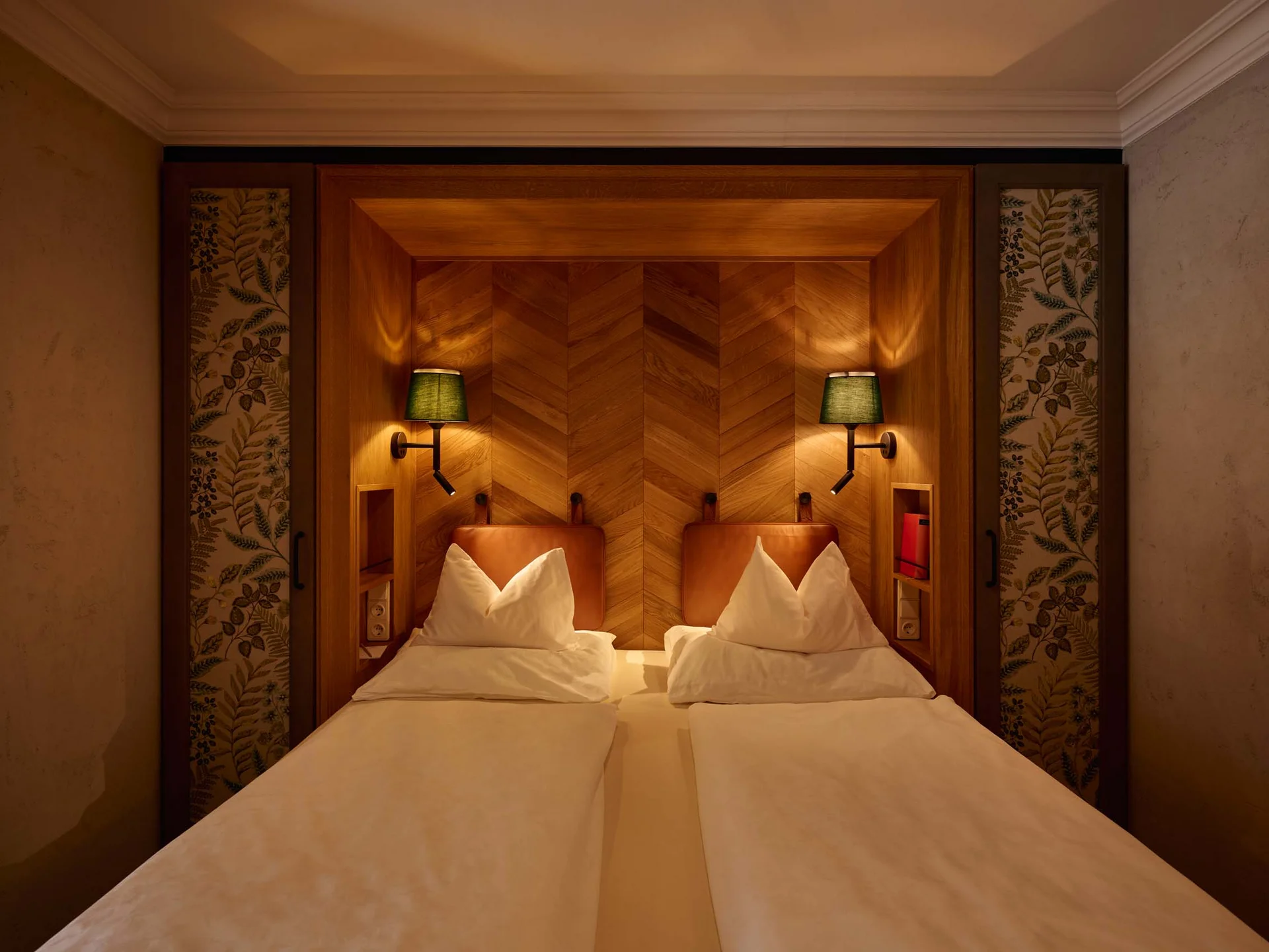 Gemütliches Doppelzimmer mit Holzdekor und warmen Wandlampen