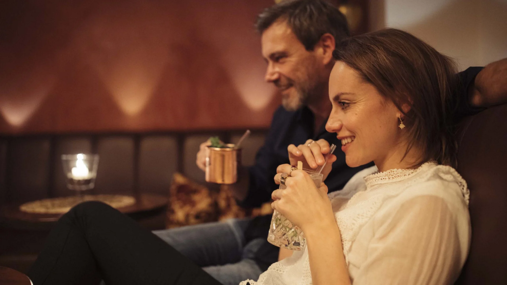 Das 4-Sterne-Hotel am Achensee: der Wiesenhof Paar entspannt sich und trinkt Cocktails in einer gemütlichen Bar