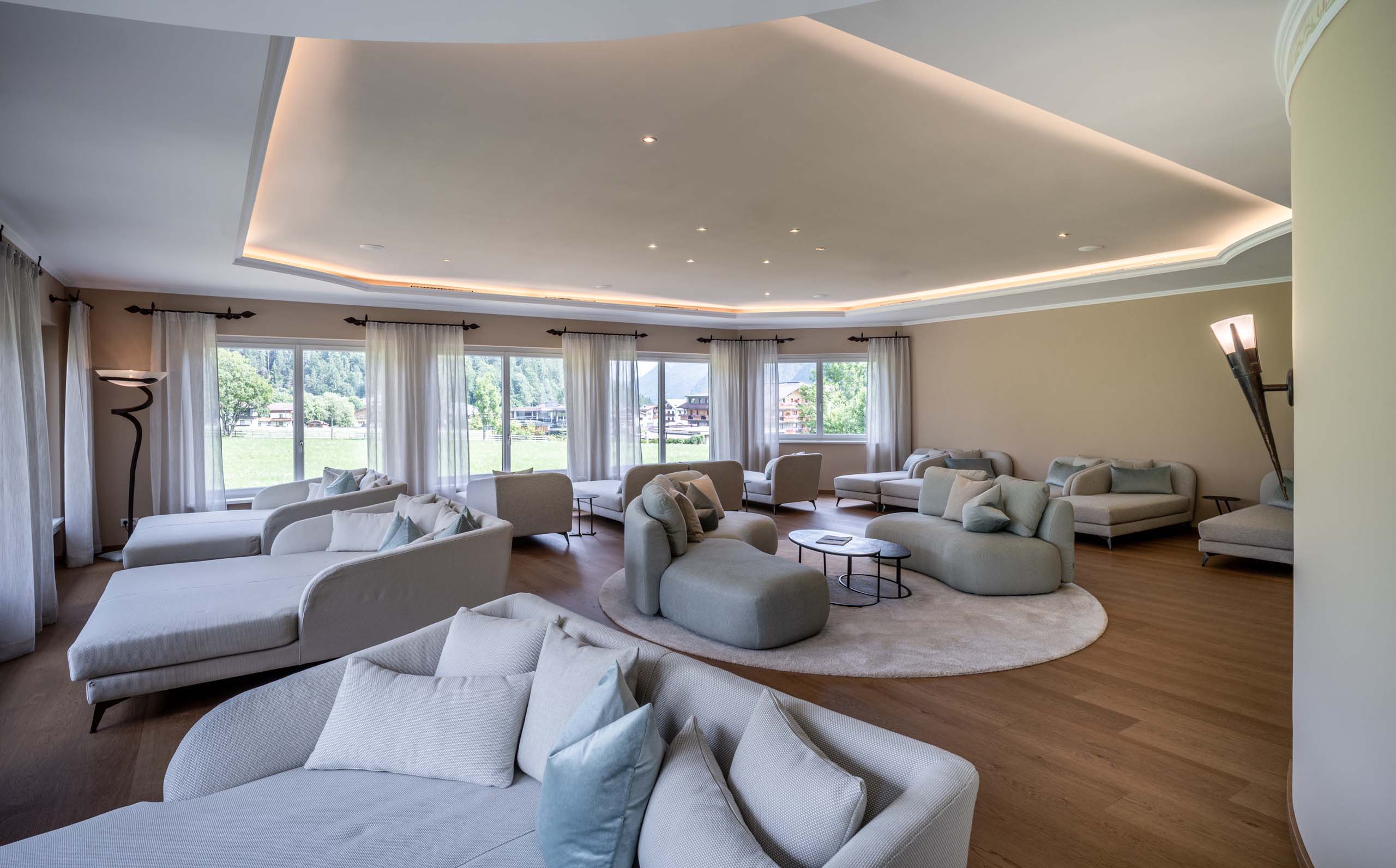 ENTspannen Heller moderner Lounge-Bereich mit bequemen Sofas und viel natürlichem Licht