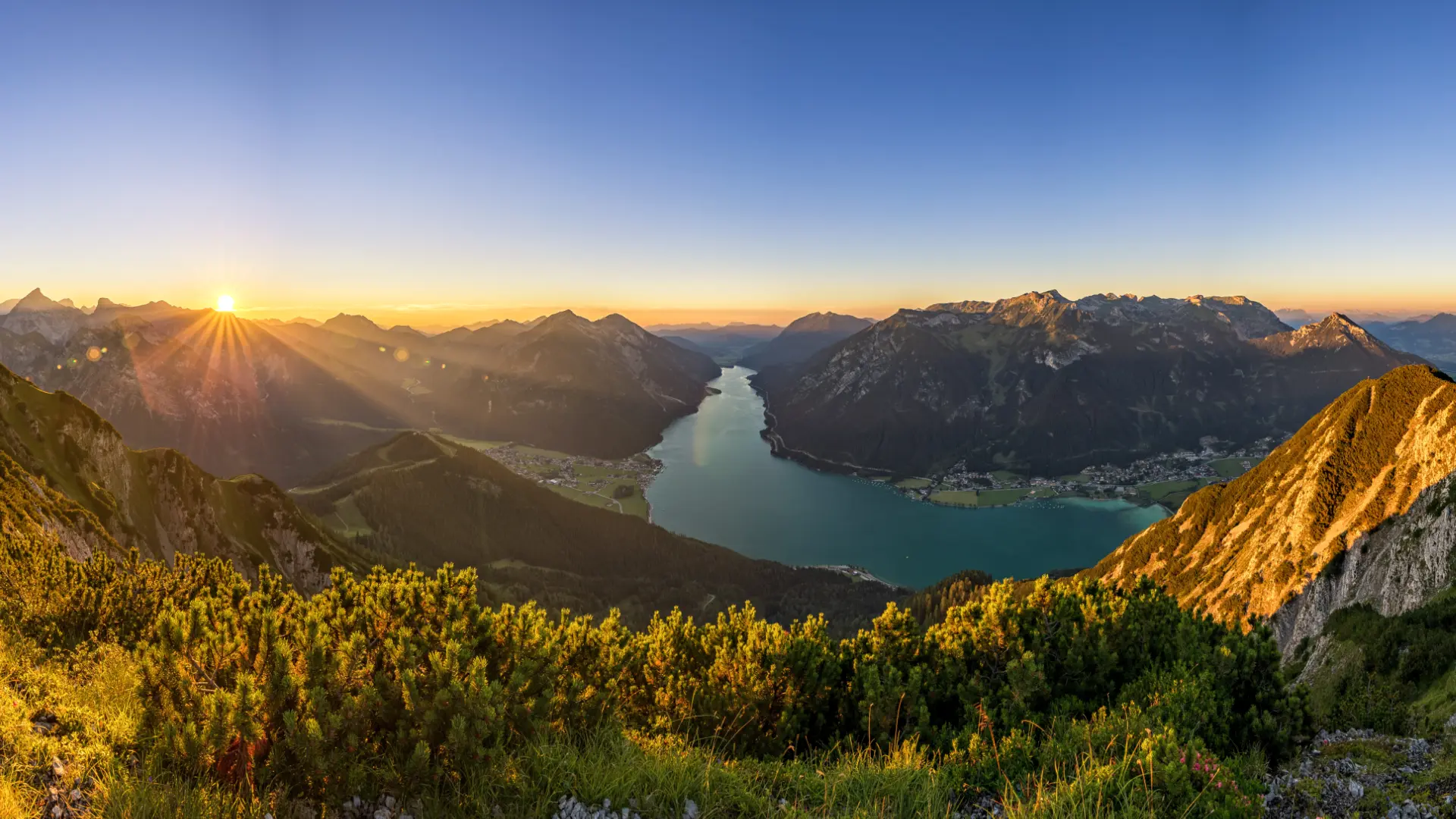Sonnenuntergang über einem Gebirgssee