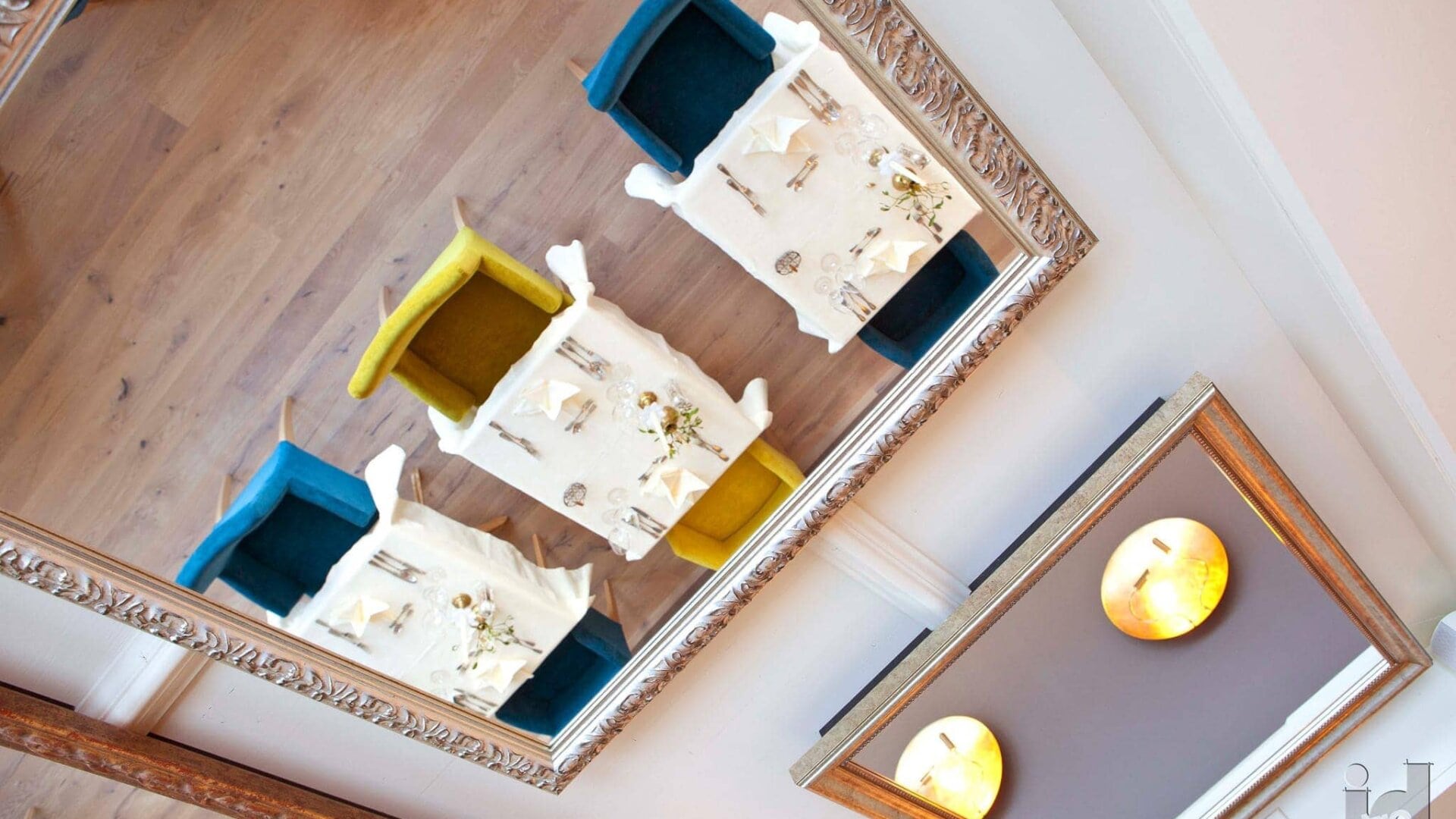 Elegante Tische und Stühle in einem Restaurant