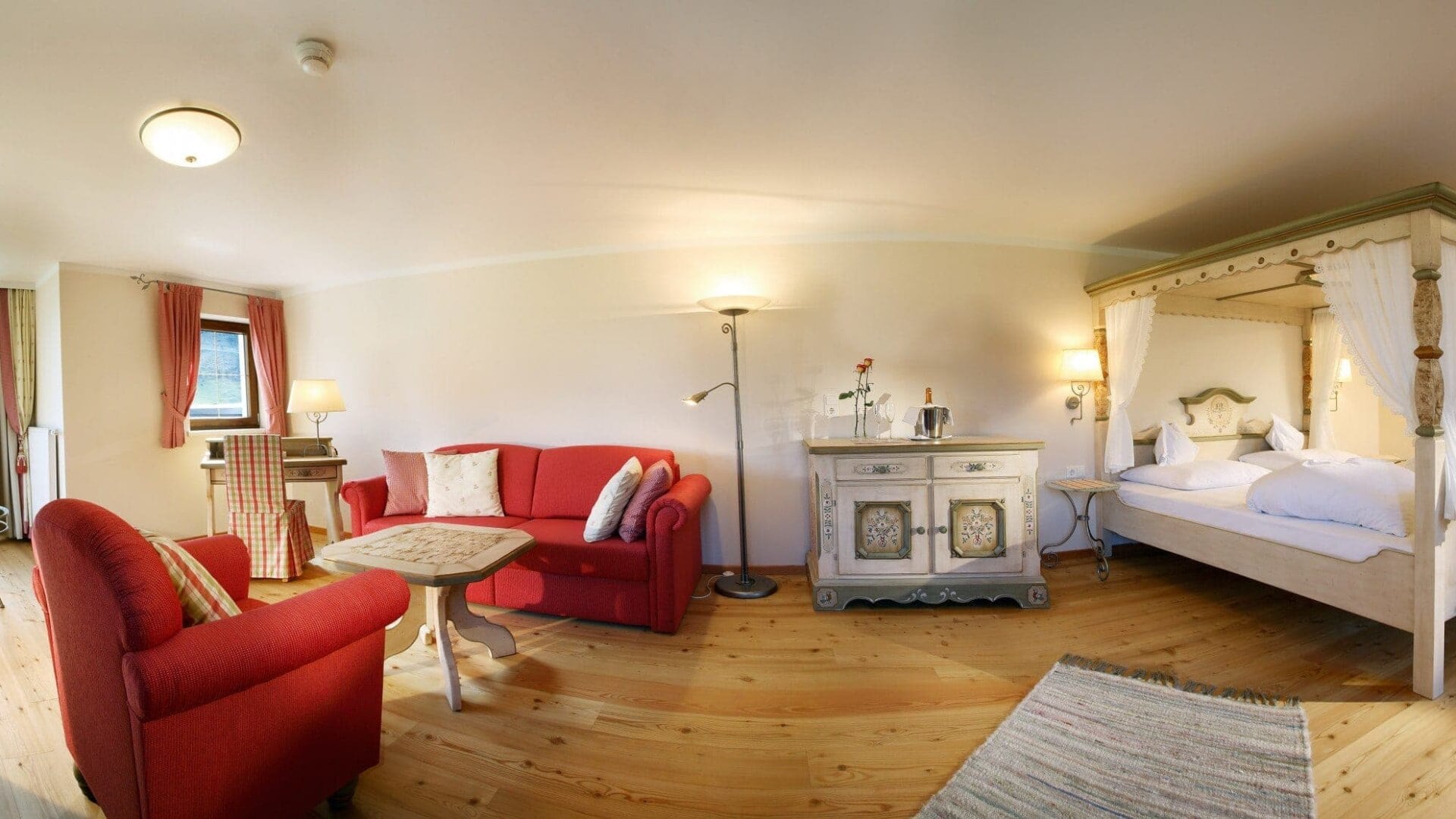 Gemütliches Zimmer mit Bett und Sitzbereich.
