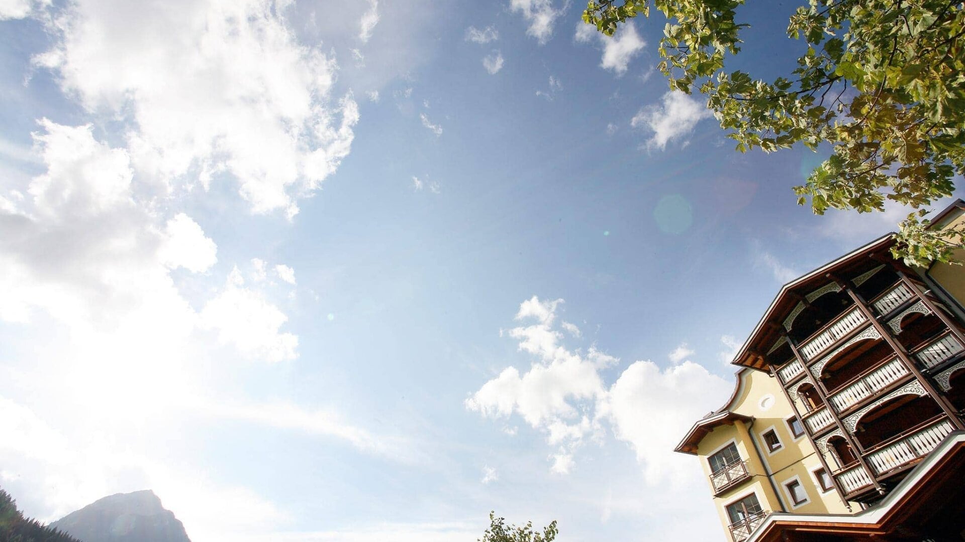 Blick auf ein Haus und Himmel mit Wolken