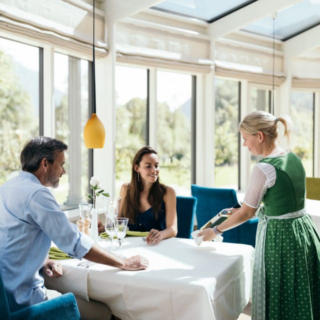 wiesenhof_hotel_achensee_kulinarik_paar_00102 Gäste im Restaurant mit Kellnerin
