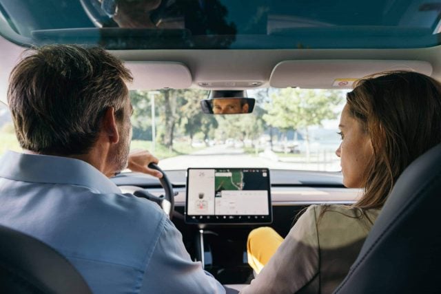 Fahrer und Beifahrer in einem modernen Auto.