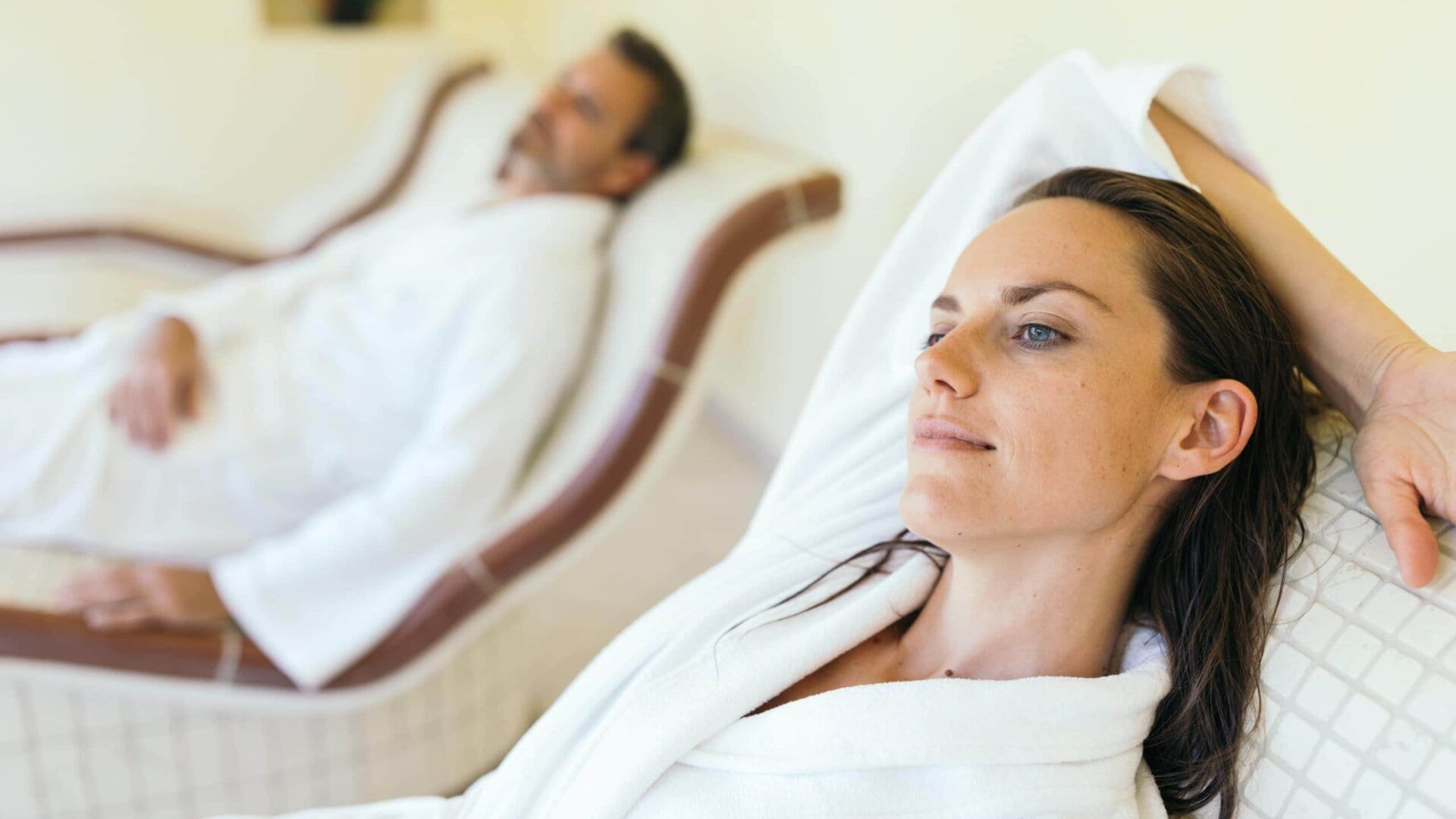 Entspannende Momentaufnahme von erholenden Personen im Spa.