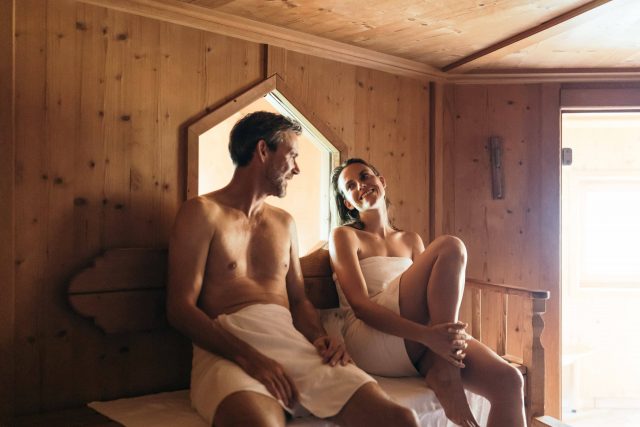 wiesenhof wellness sauna paar 00117
