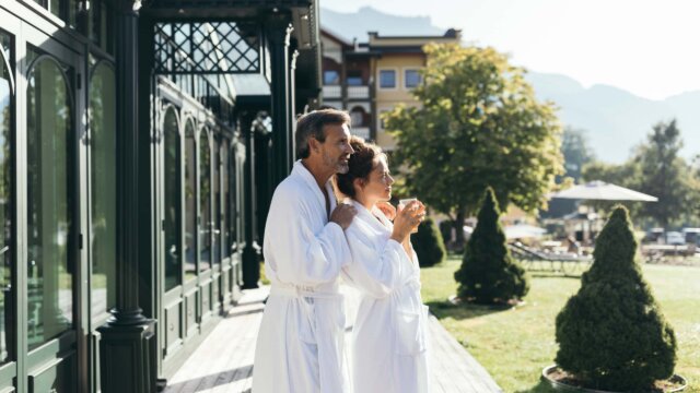 Paar in Bademänteln im Freien