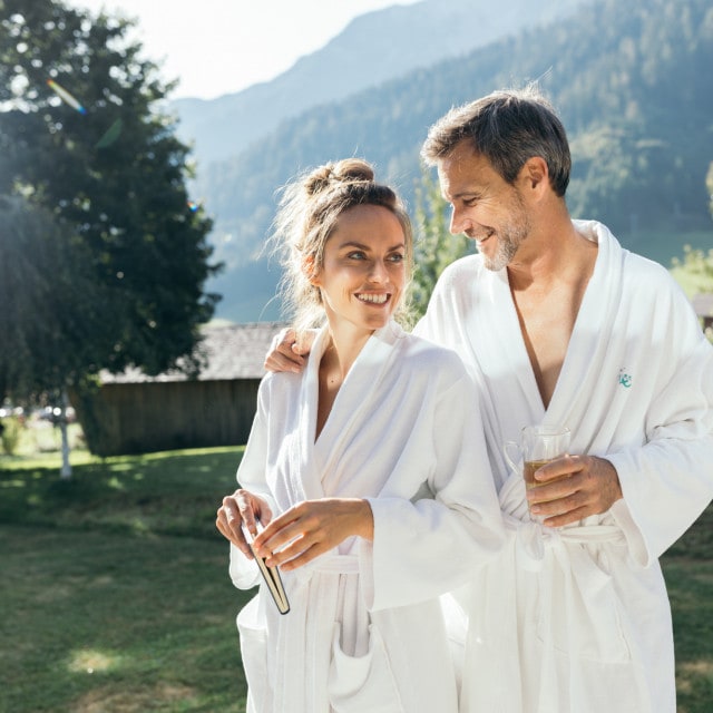 wiesenhof wellnessurlaub garten paar00129