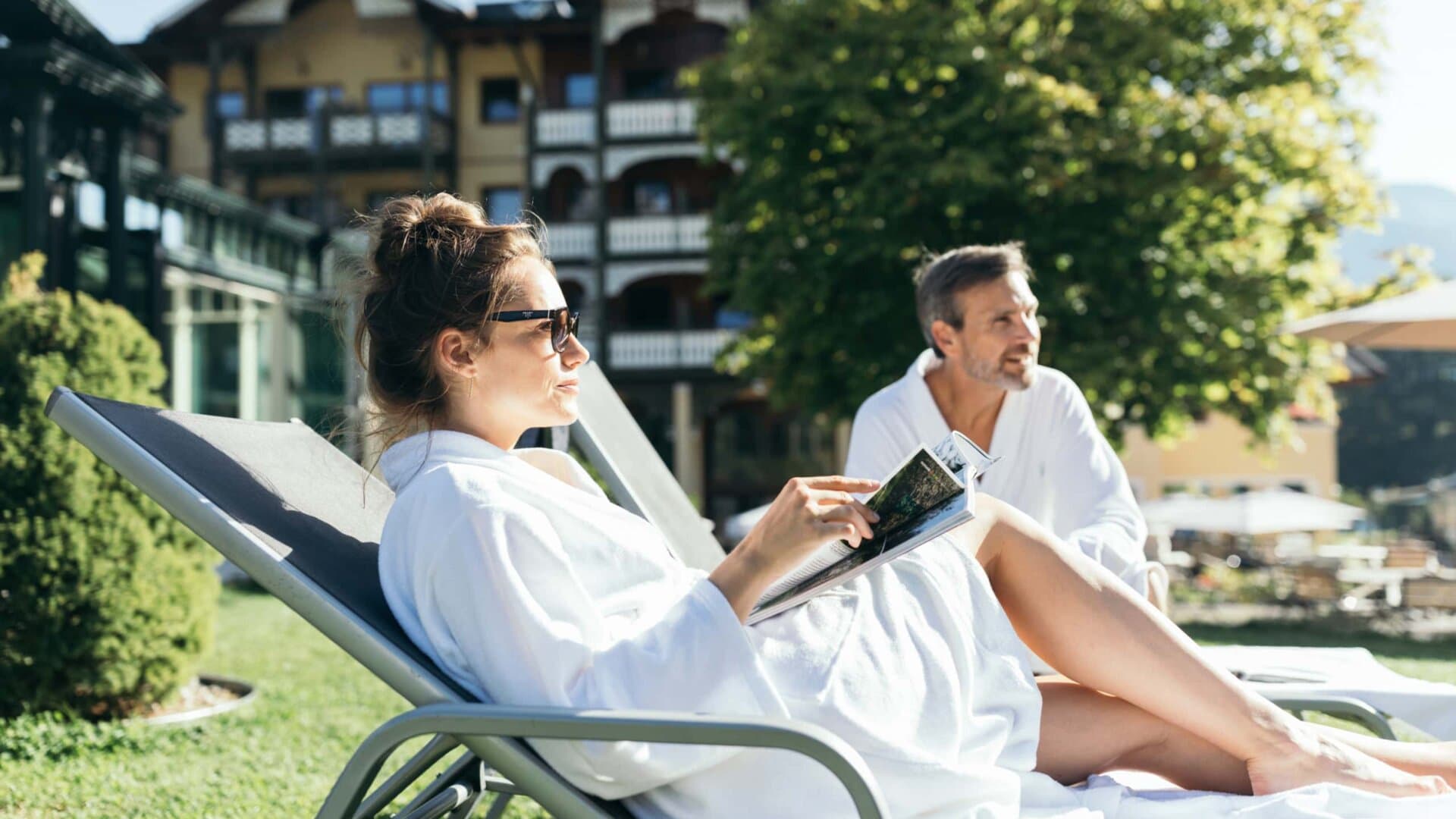 Entspannung im Garten mit Buch und Sonnenschein