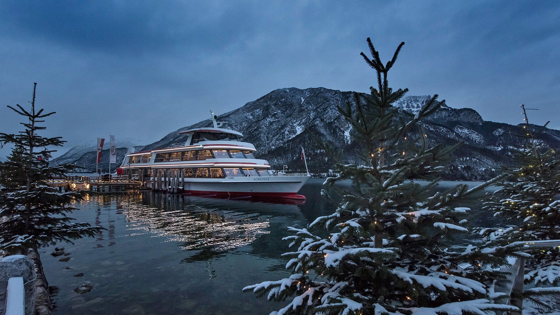 Schiff im Winter am Achensee mit Bergen