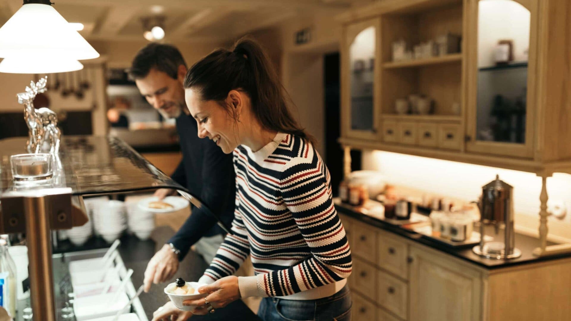 Paar beim Selbstbedienen am Buffet.