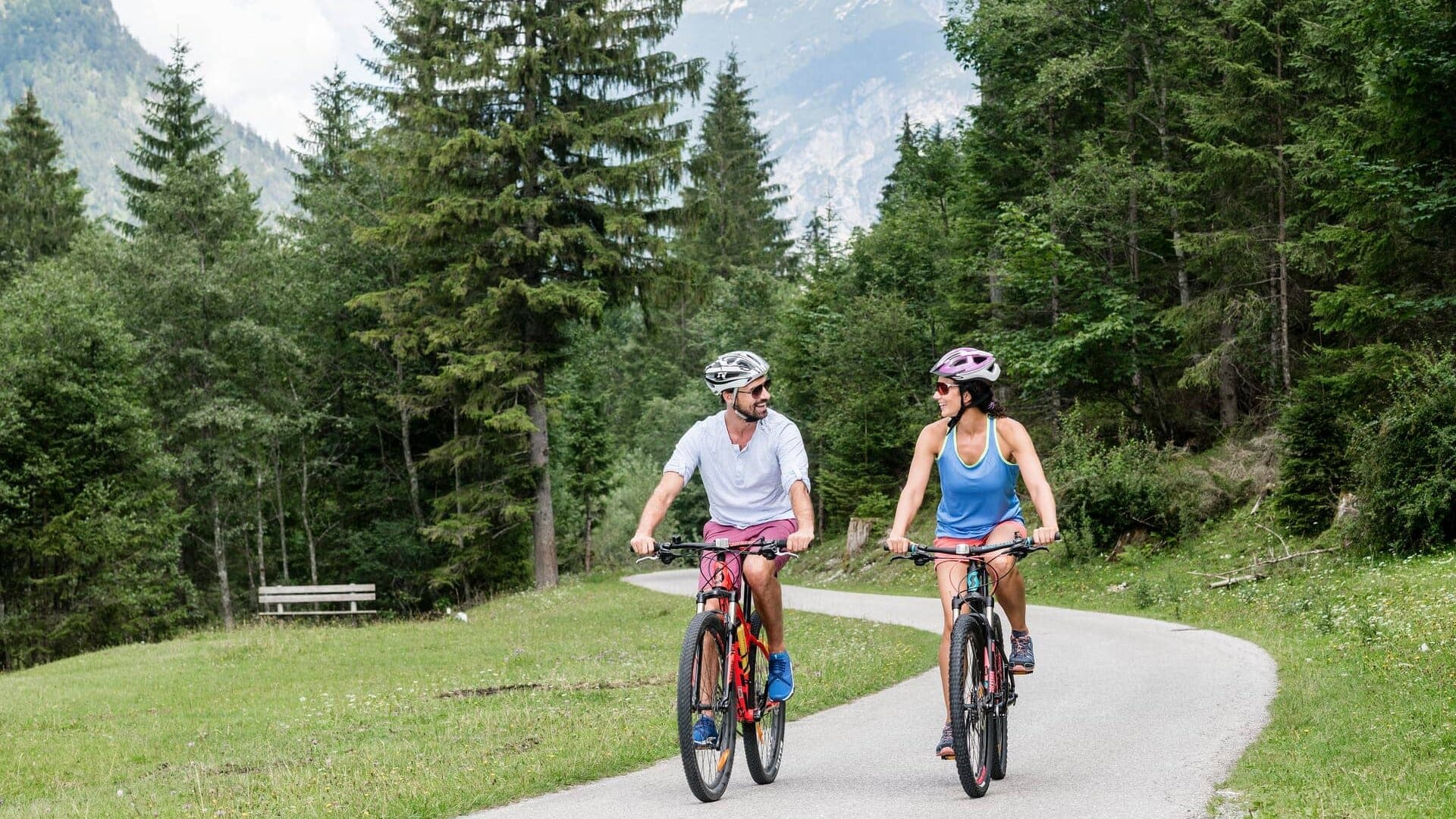 Zwei Radfahrer auf einem Waldweg