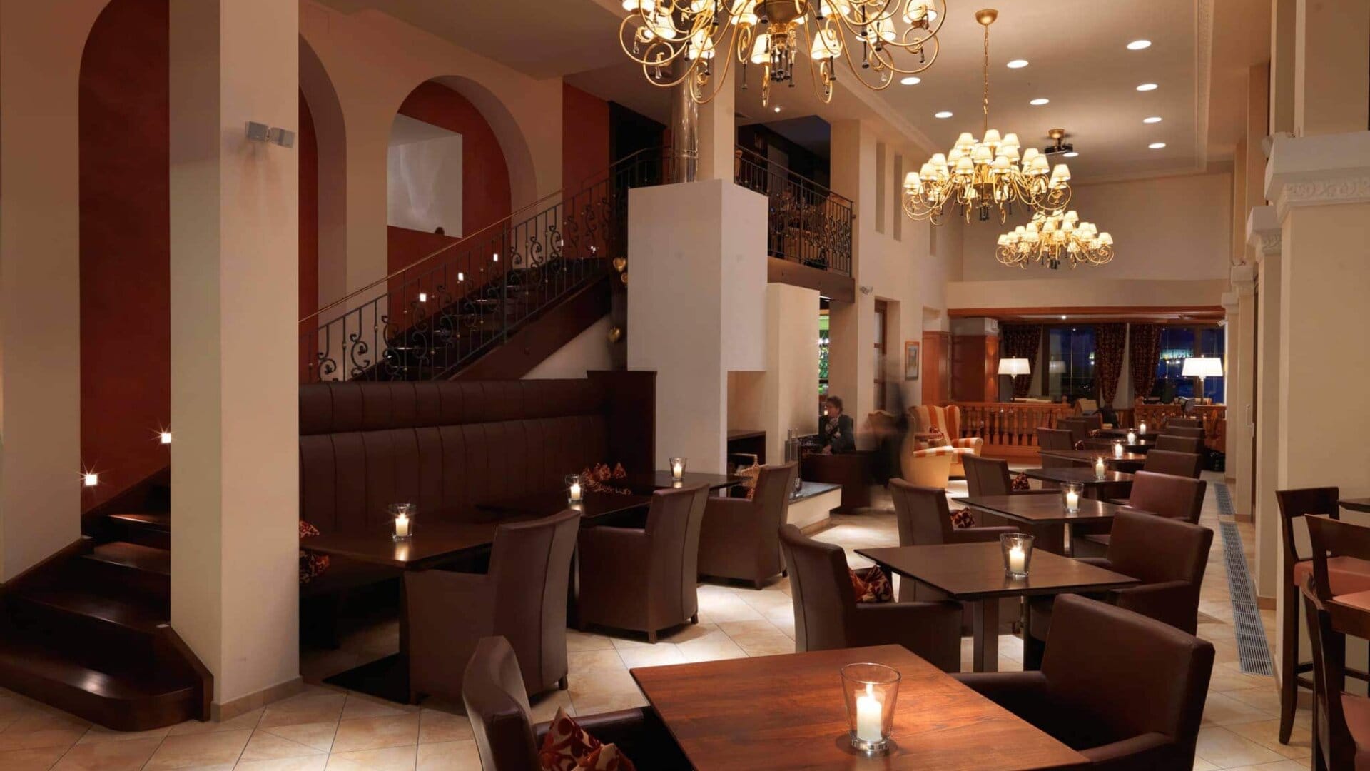 Elegantes Restaurant mit gemütlicher Atmosphäre und Kerzenlicht