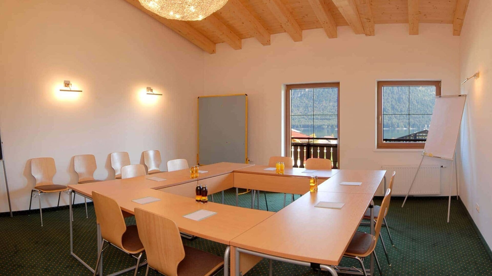 Heller Besprechungsraum mit Tisch und Stühlen