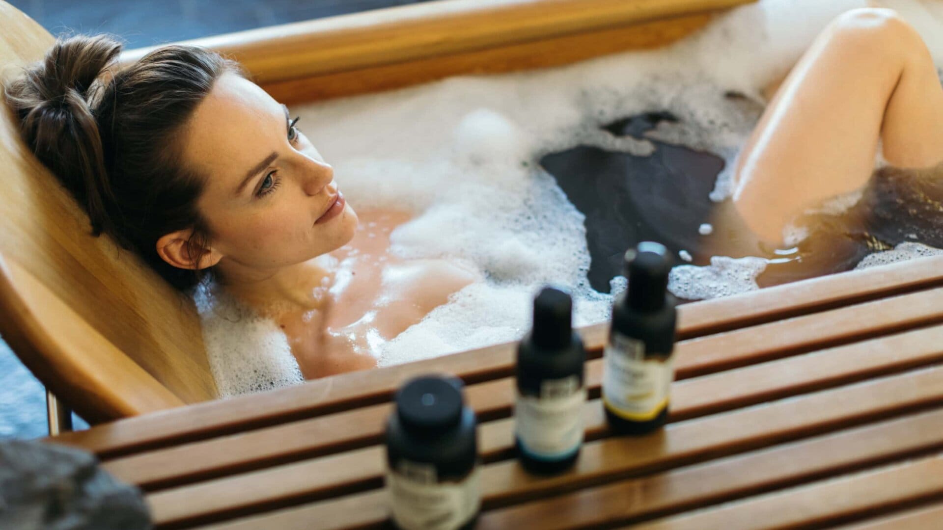Entspannende Badewanne mit Pflegeprodukten