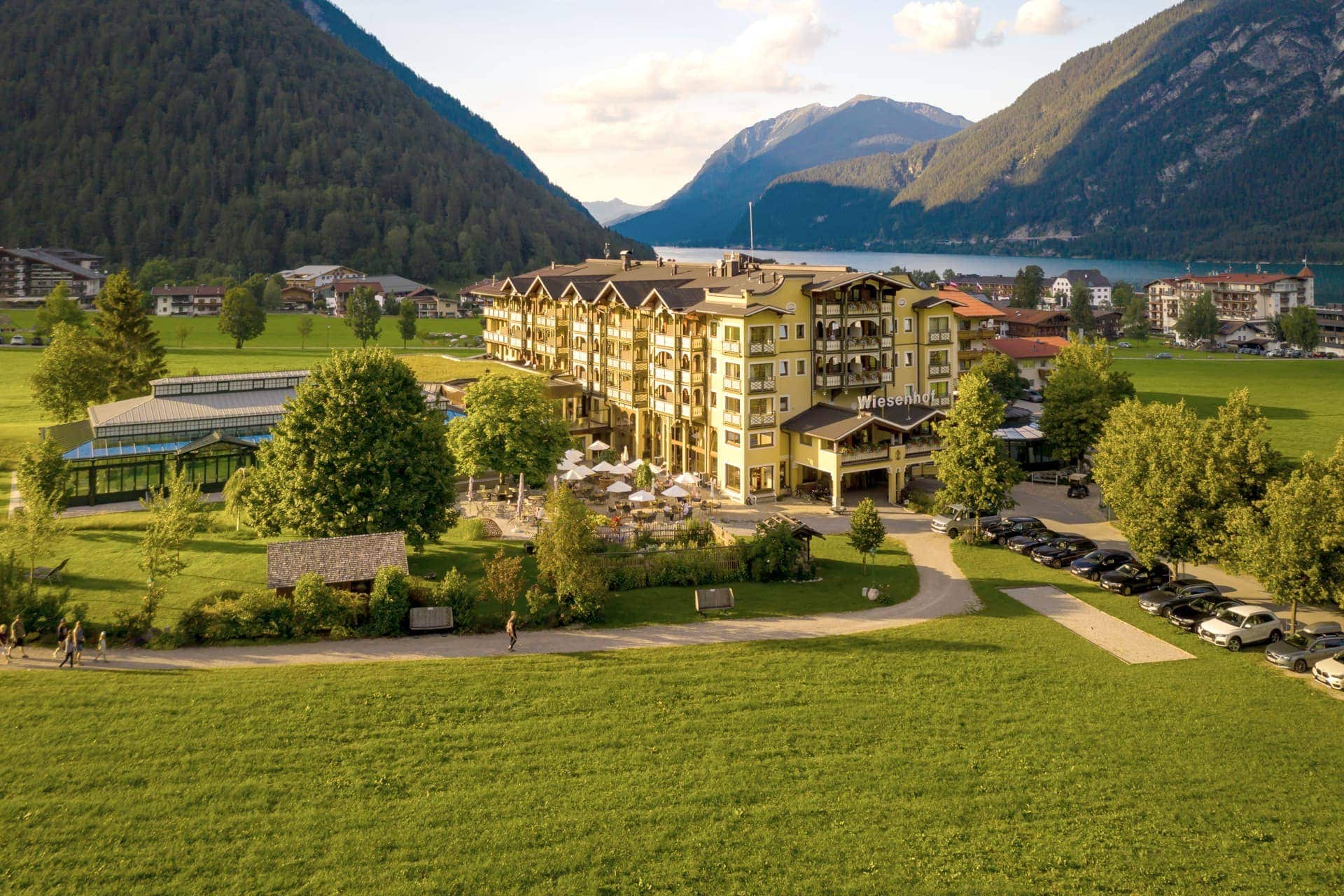 Luftaufnahme eines Hotels in den Bergen