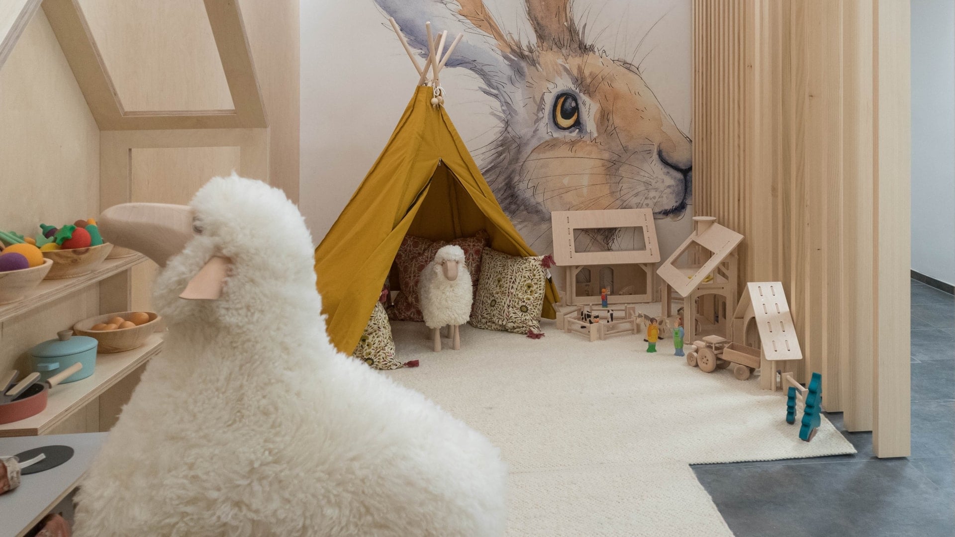 Gemütliches Spielzimmer mit Holzspielzeug und Tiermotiven.