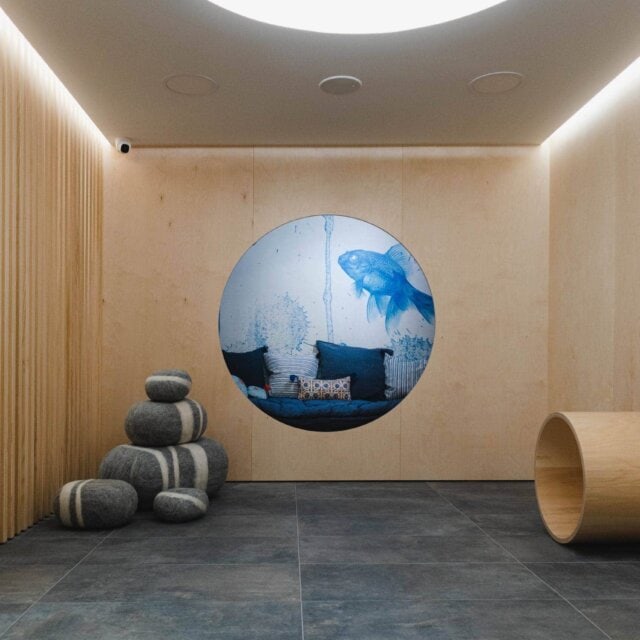 Moderne Innenraumgestaltung mit Holz und Dekoration.