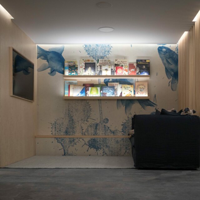 Gemütliche Leseecke mit Bücherregal und Sofa.