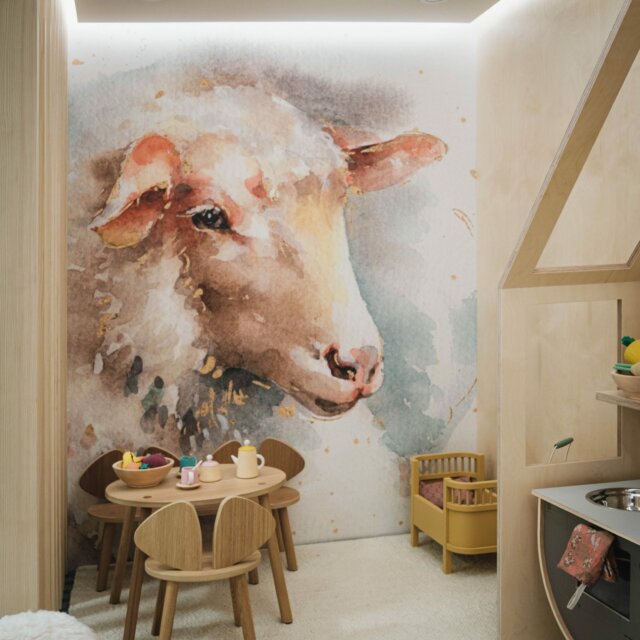 Wandmalerei eines Schafes im Kinderzimmer