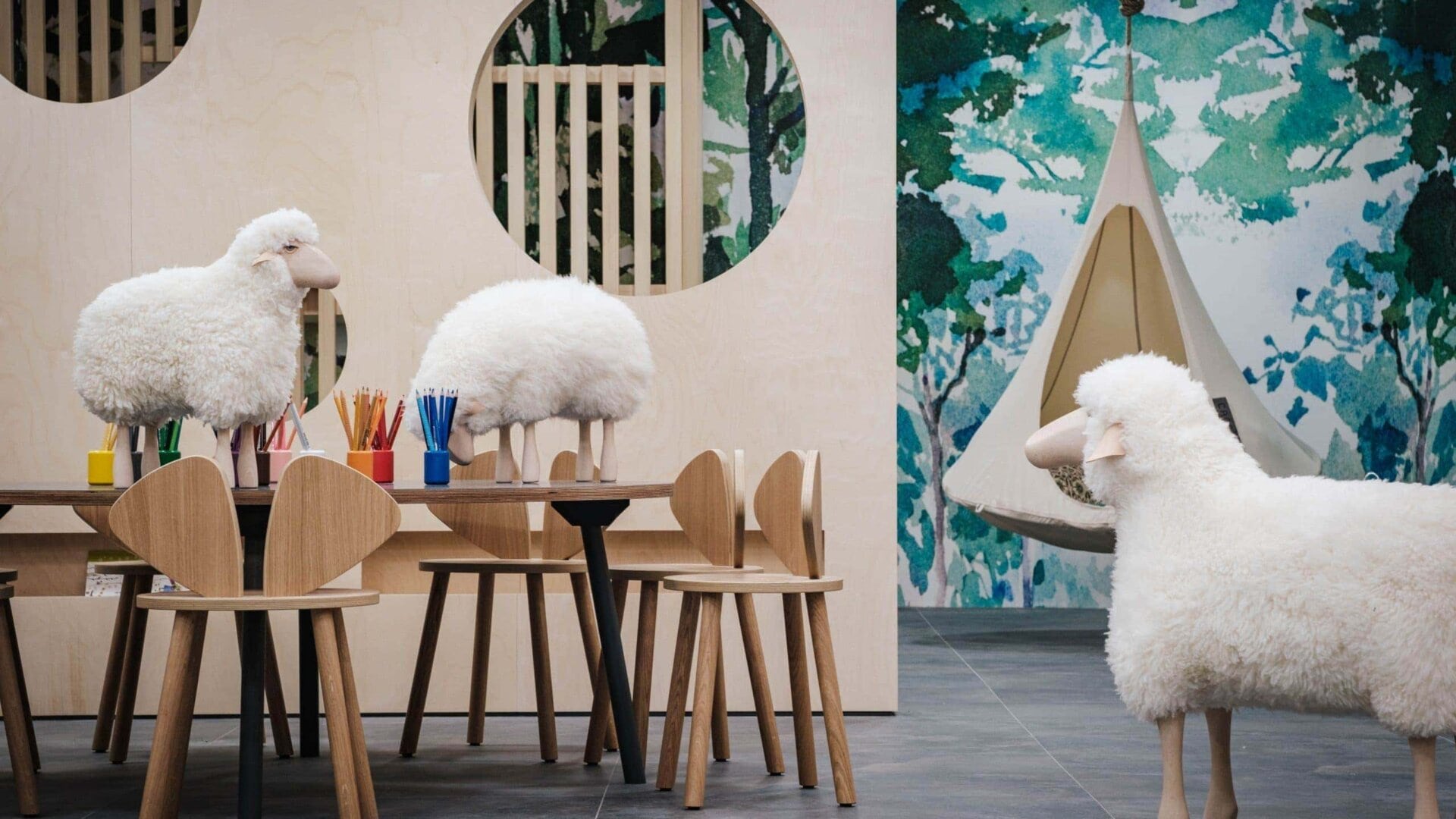 Spielzimmer mit Schafen und bunten Stiften.