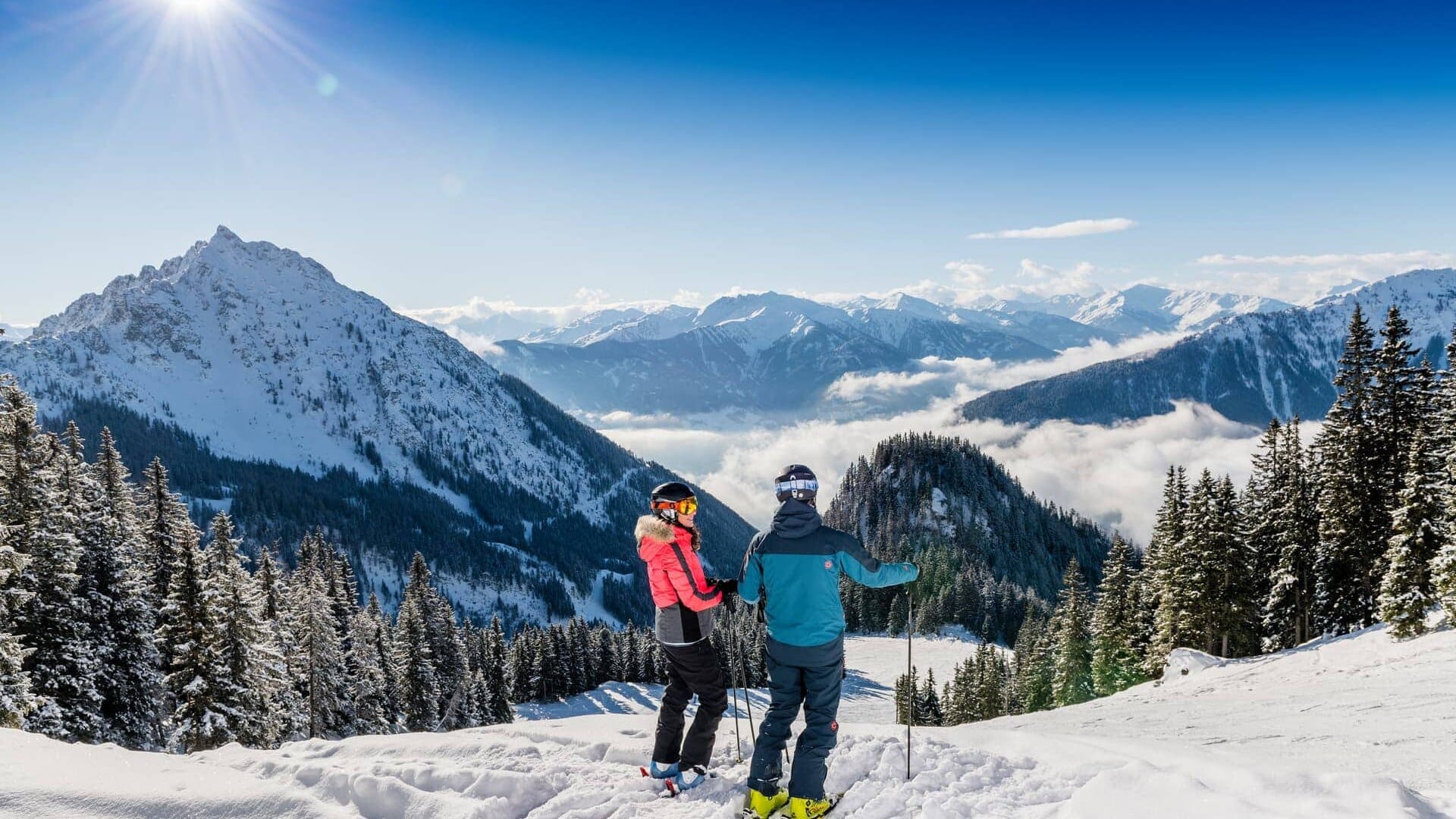 Zwei Skifahrer in verschneiter Berglandschaft