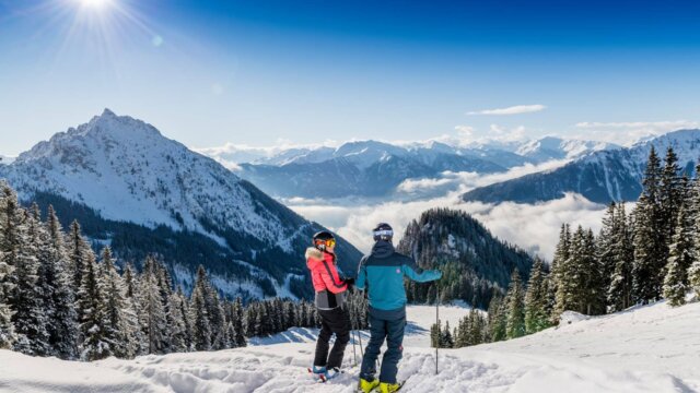 Zwei Skifahrer in verschneiter Berglandschaft