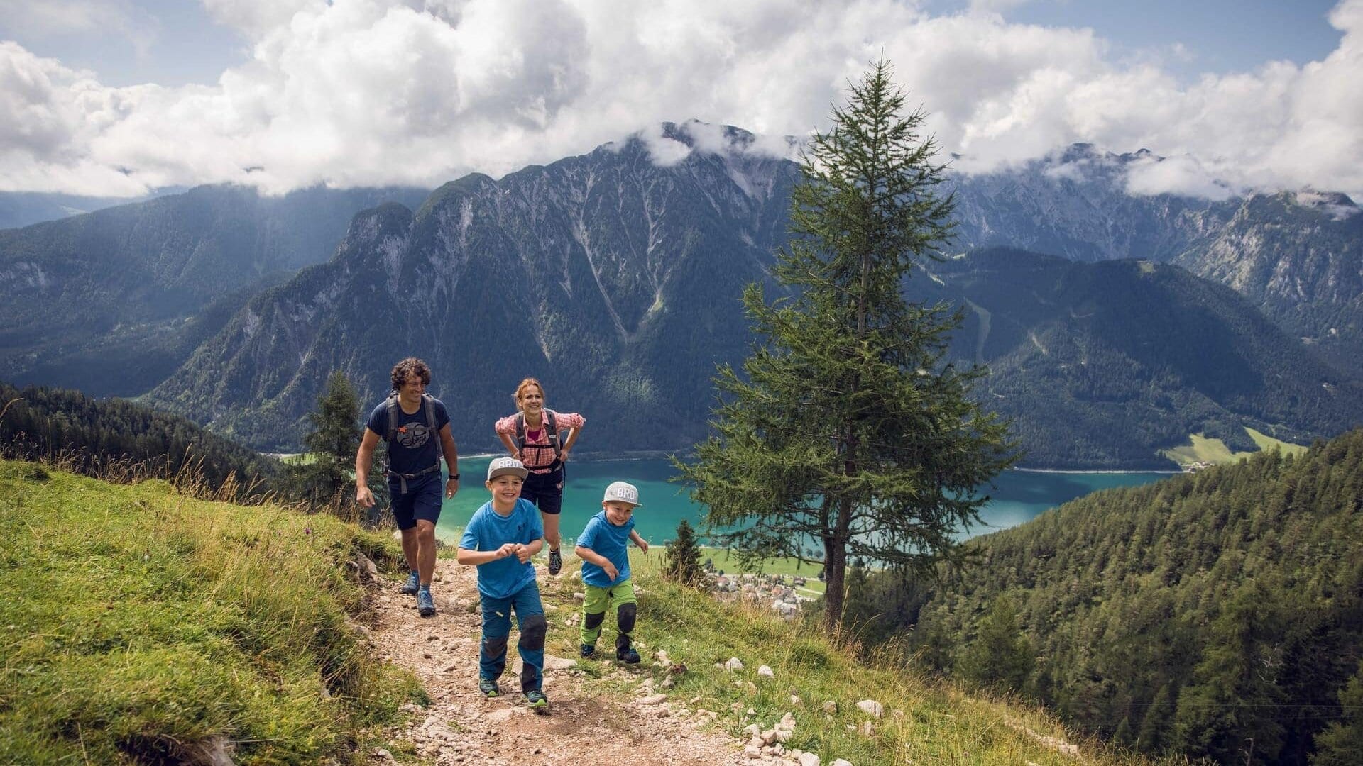 Familie wandert in den Bergen mit Aussicht