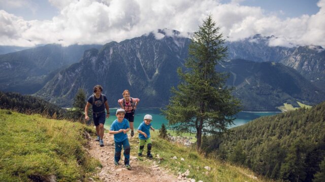 Familie wandert in den Bergen mit Aussicht