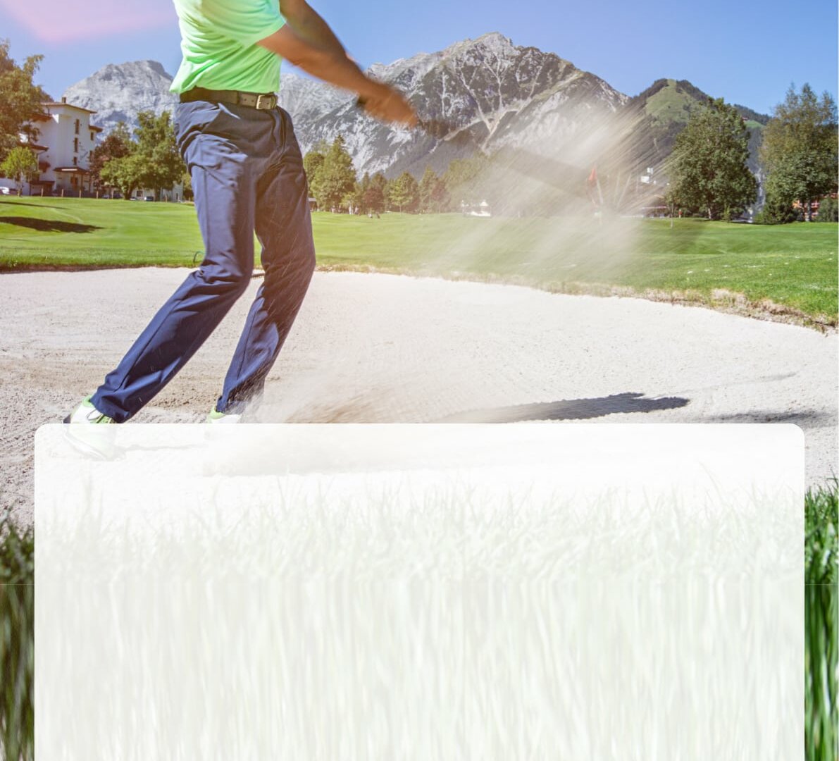 Golfspieler im Sandbunker auf dem Golfplatz