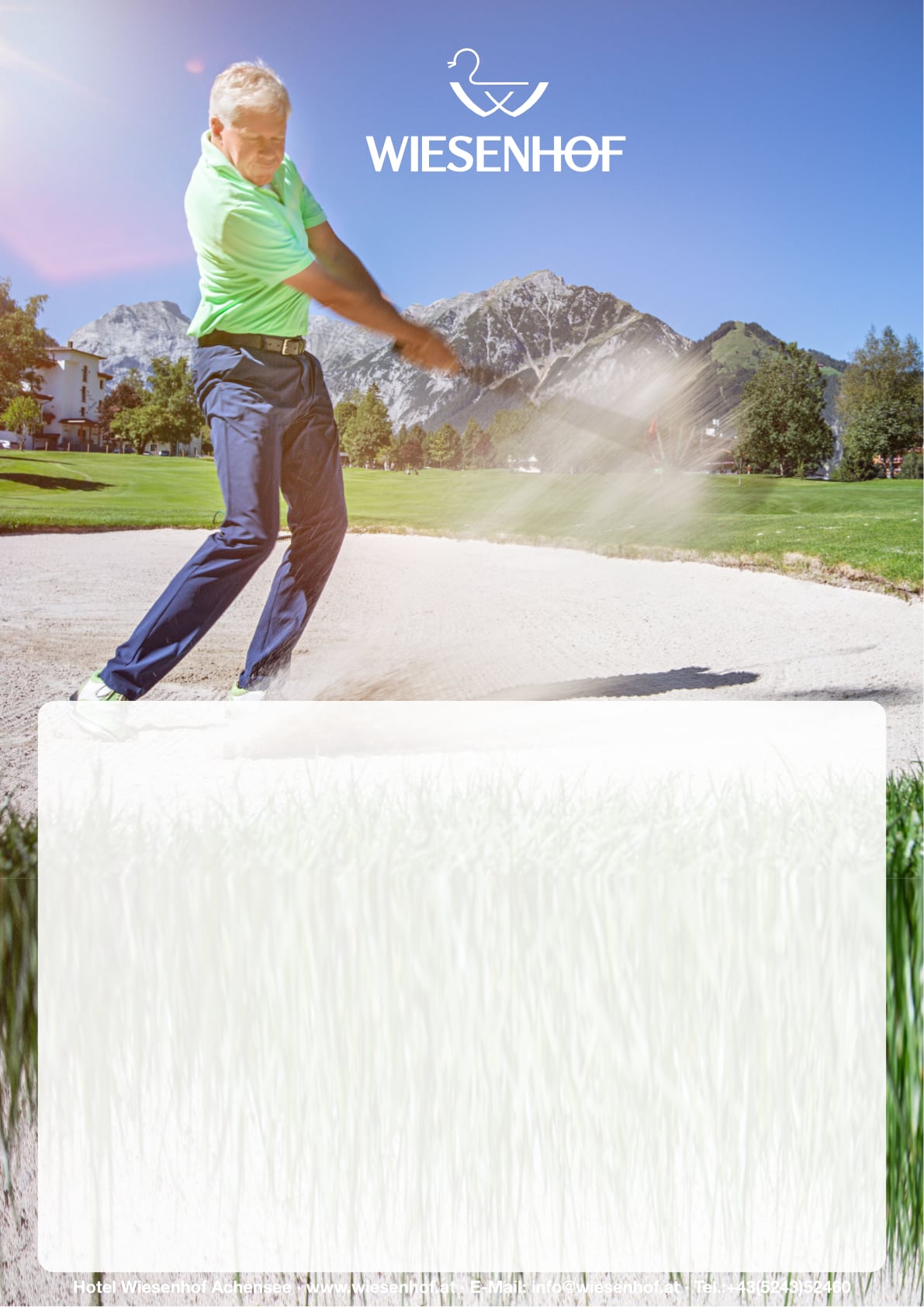 Golfspieler im Sandbunker auf dem Golfplatz