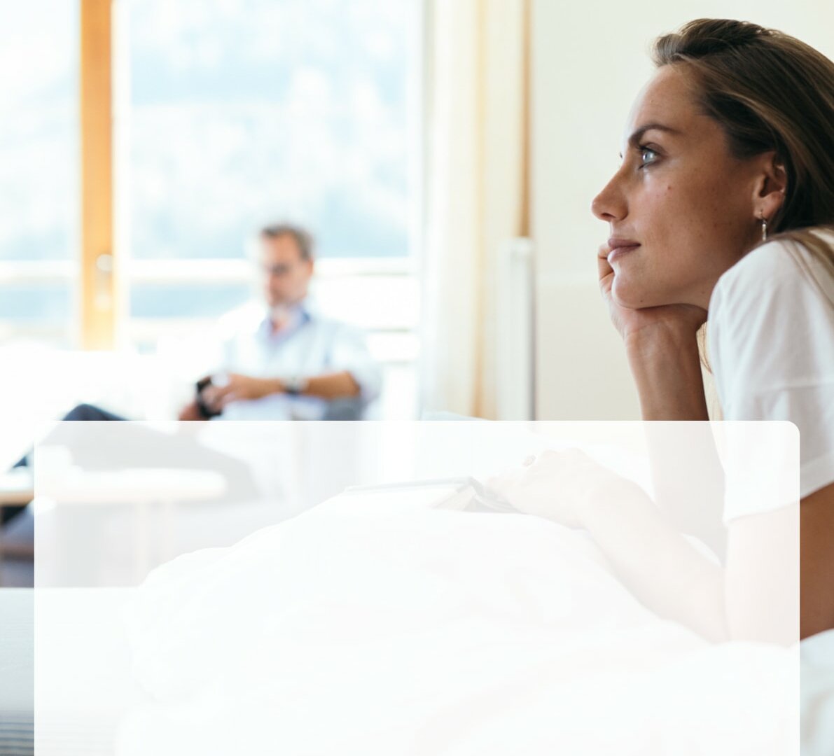 Entspanntes Paar im Hotelzimmer am Achensee
