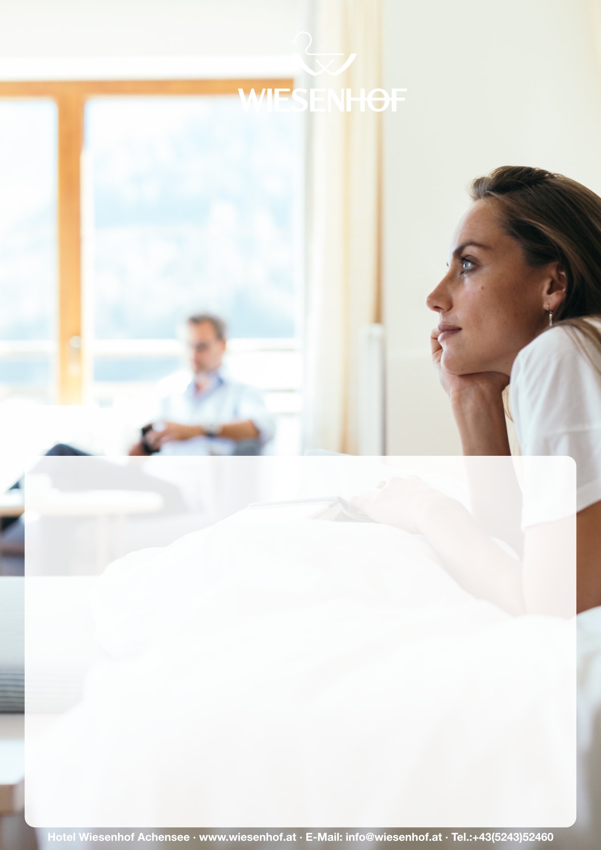 Entspanntes Paar im Hotelzimmer am Achensee