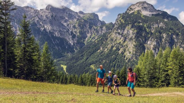 Familie wandert in den Bergen.