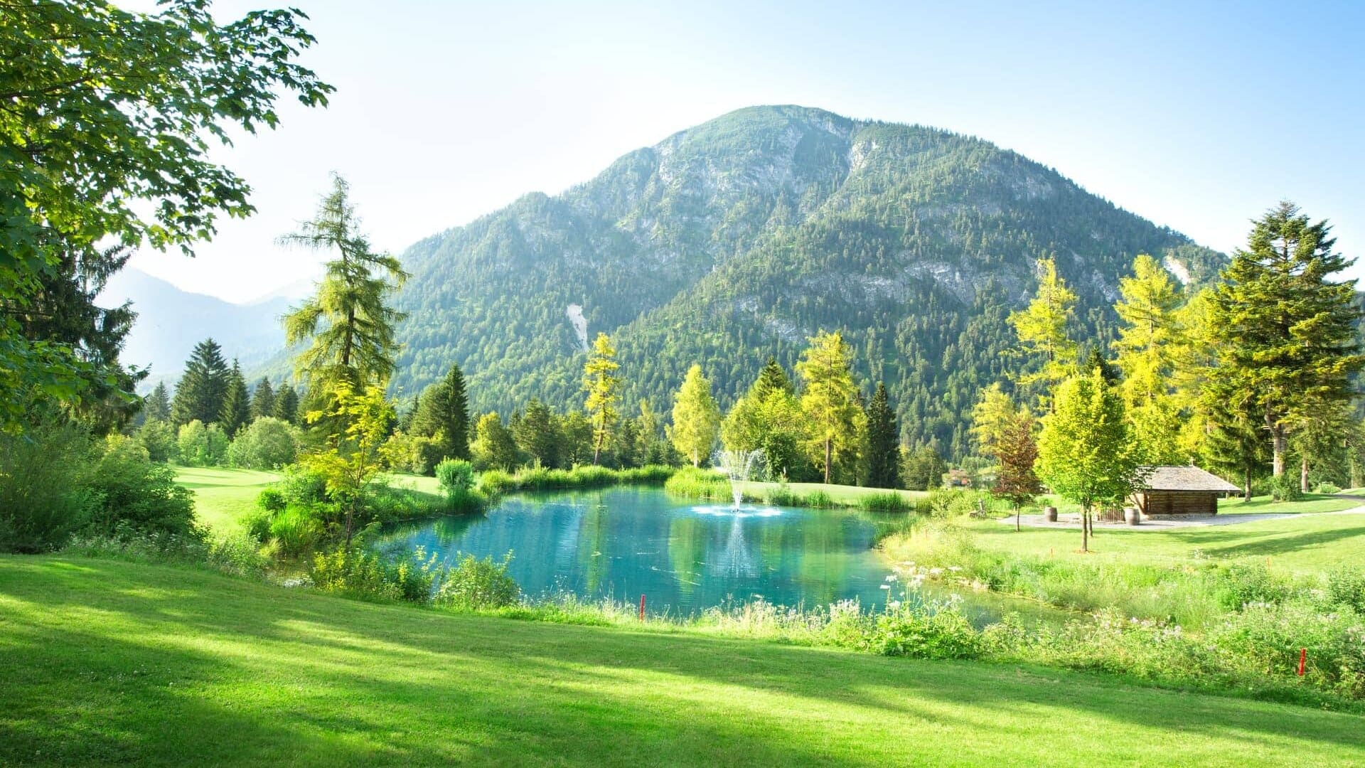 Idyllische Landschaft mit Berg und klarem Teich
