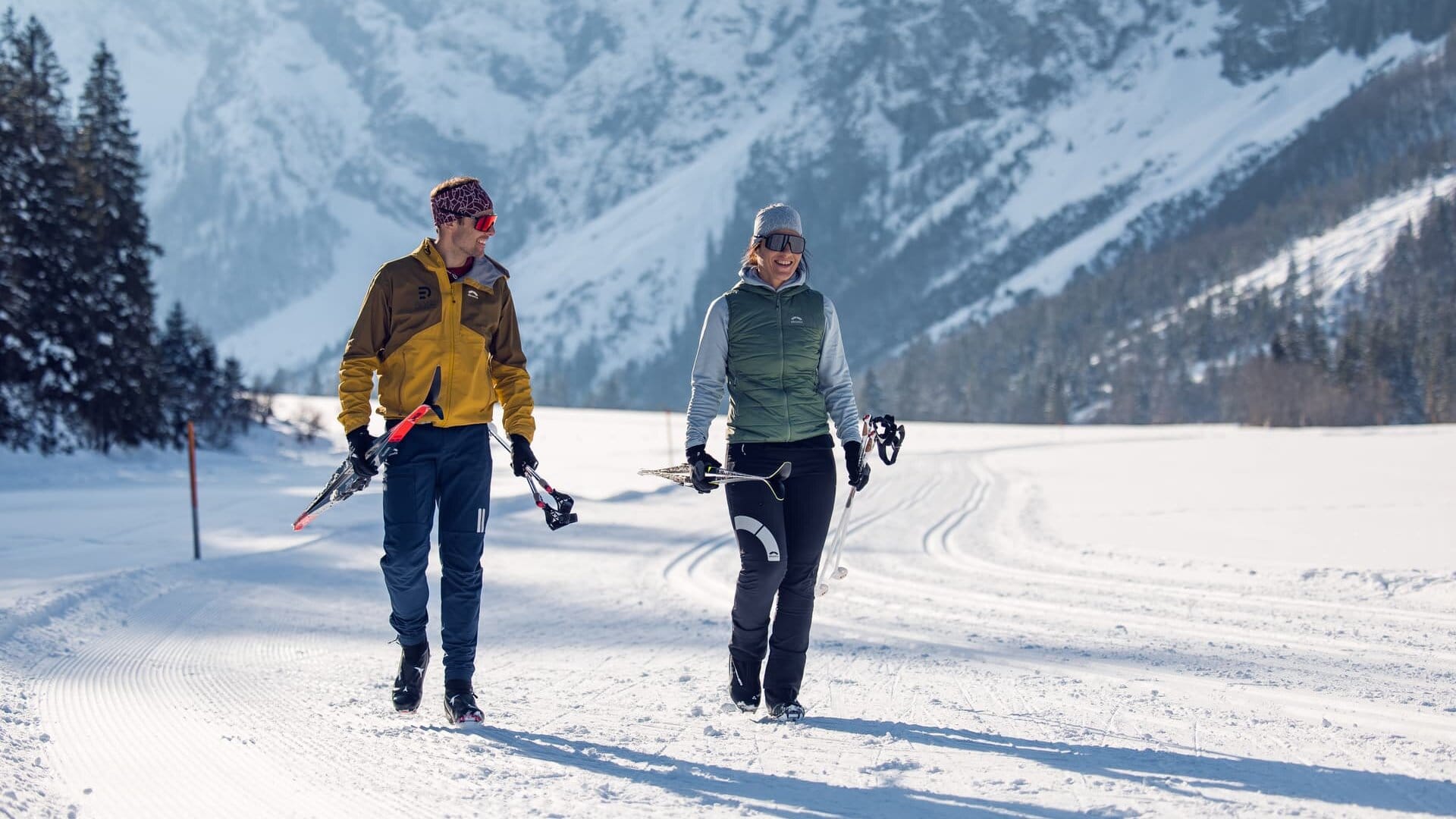 Zwei Skifahrer im Schnee mit Bergblick