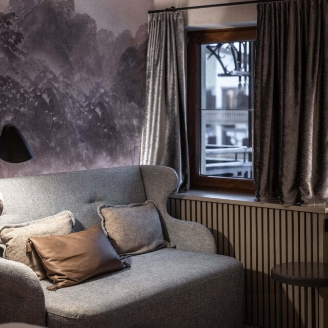Gemütlicher Wohnbereich mit Sofa und Lampe
