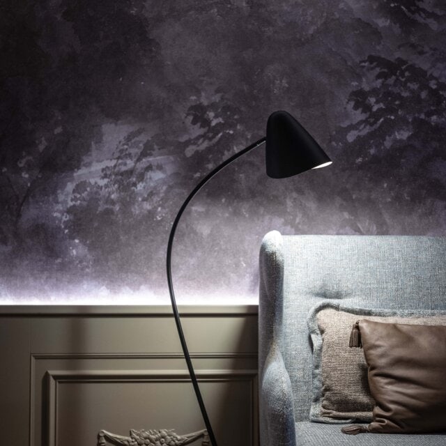 Moderne Lampe neben einem blauen Sofa