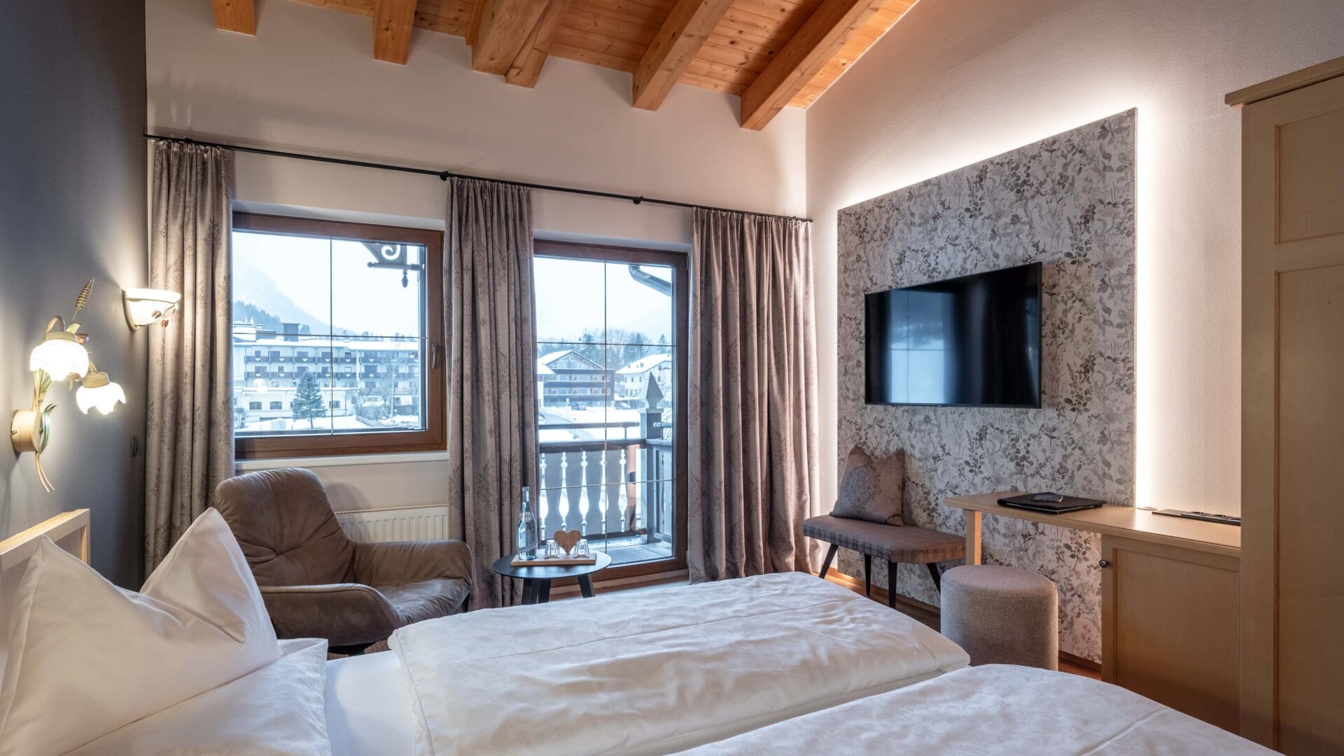 Gemütliches Schlafzimmer mit modernen Möbeln