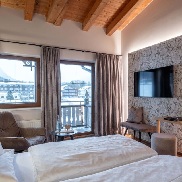 Gemütliches Schlafzimmer mit modernen Möbeln