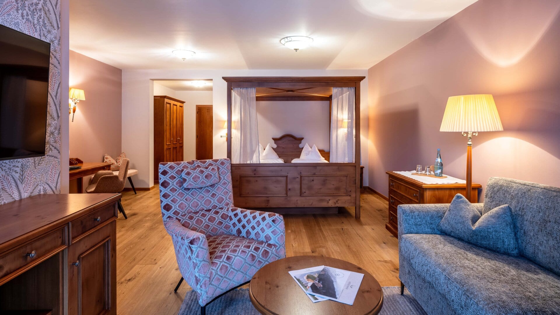 Gemütliches Zimmer mit Holzmöbeln und Sofa