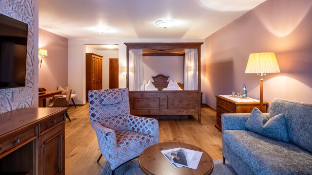 Gemütliches Zimmer mit Holzmöbeln und Sofa
